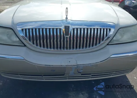 2005 Lincoln Town Car Signature z USA, uszkodzony, nr VIN 1LNHM81W75Y667631